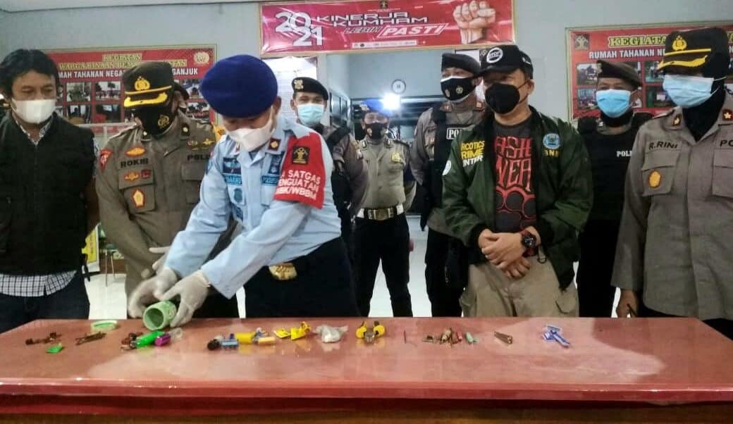 RAZIA GABUNGAN DI RUTAN NGANJUK RAZIA GABUNGAN DI RUTAN NGANJUK