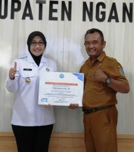 PENYERAHAN PIAGAM PENGHARGAAN KEPALA BNN RI KEPADA LURAH KEDONDONG KAB. NGANJUK